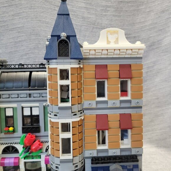 Lego Creator 10255 Assembly Square - Picture 8 of 14